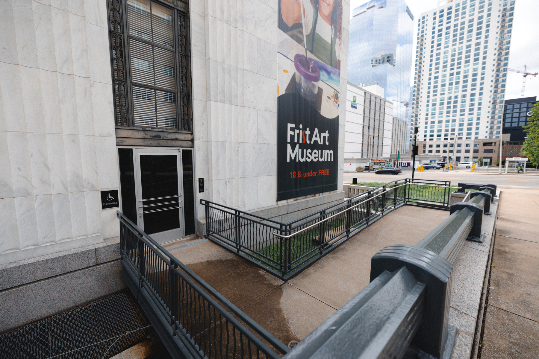Ramp leading down to a entrance door to the Frist Art Museum