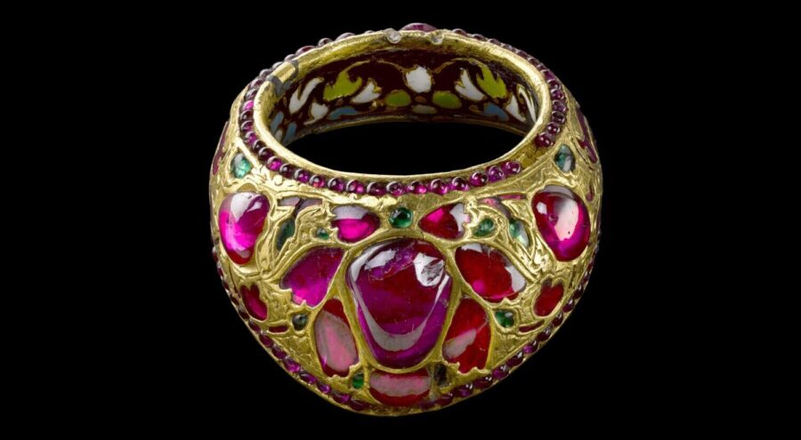 A Mughal ring with rubies and emeralds inlayed in gold.