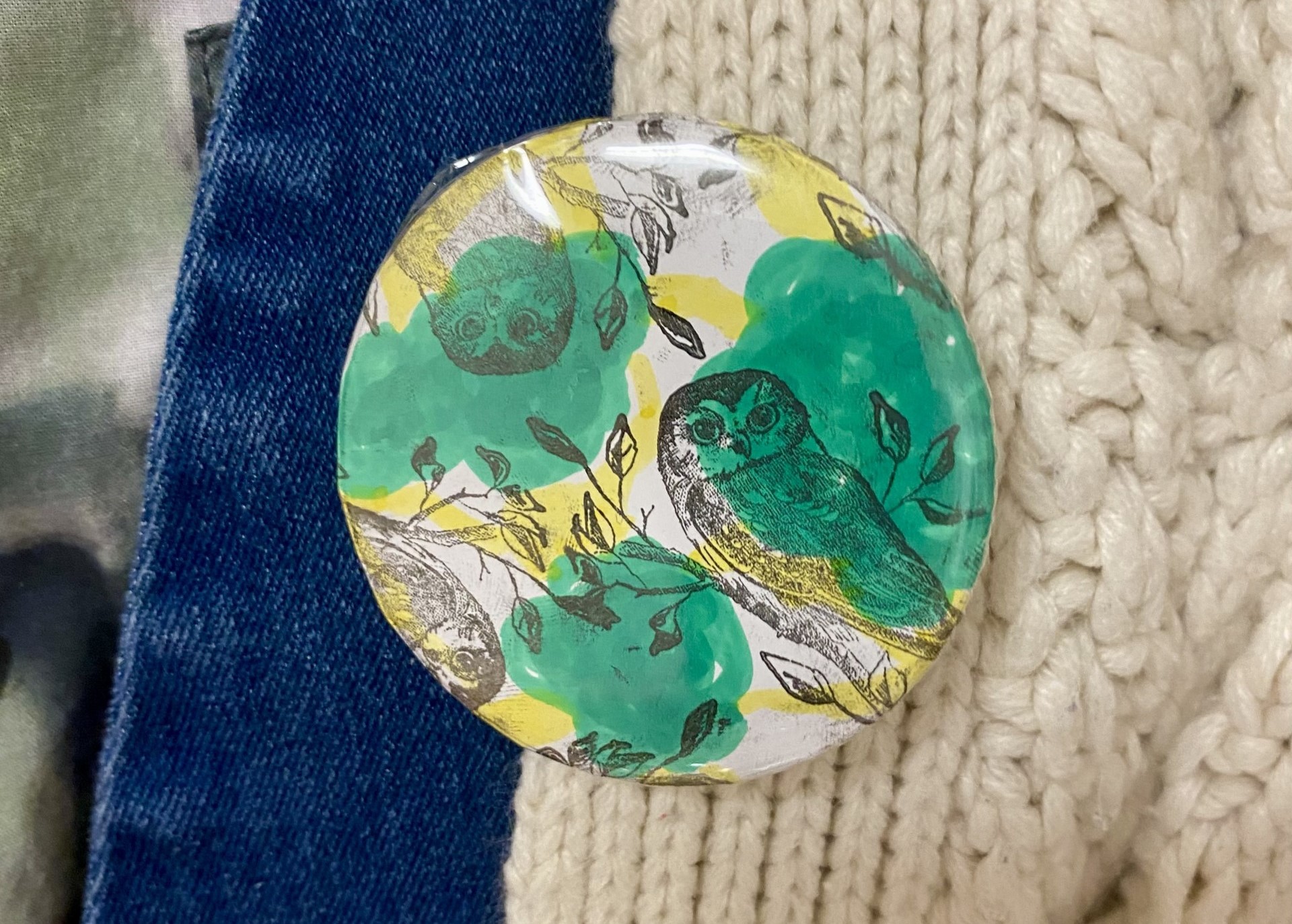 Button with owls in yellow and green